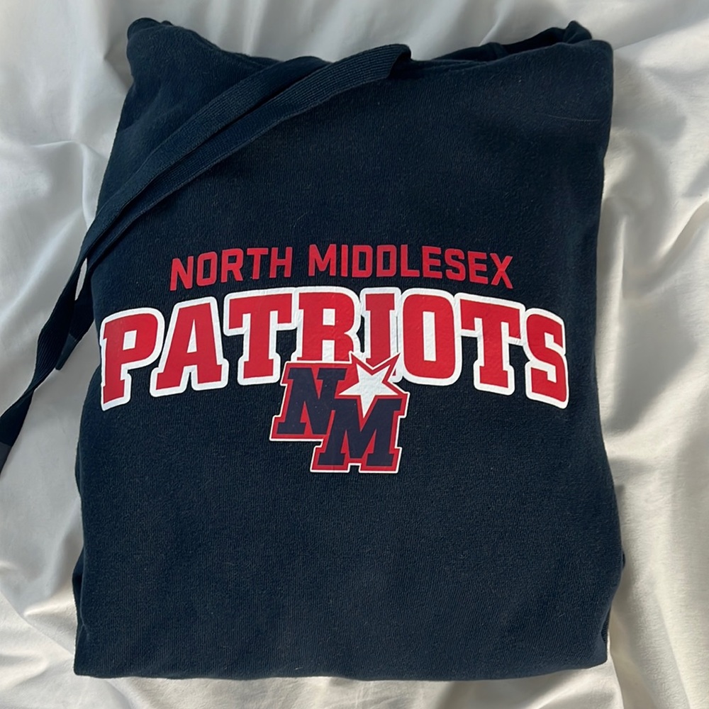 Small men’s navy blue Patriots sweatshirt